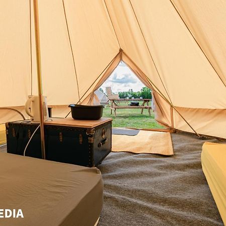 Bell Tent Glamping At Marwell Resort 윈체스터 외부 사진