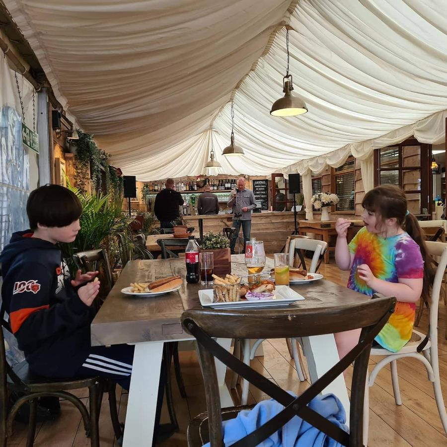 Bell Tent Glamping At Marwell Resort 윈체스터 외부 사진