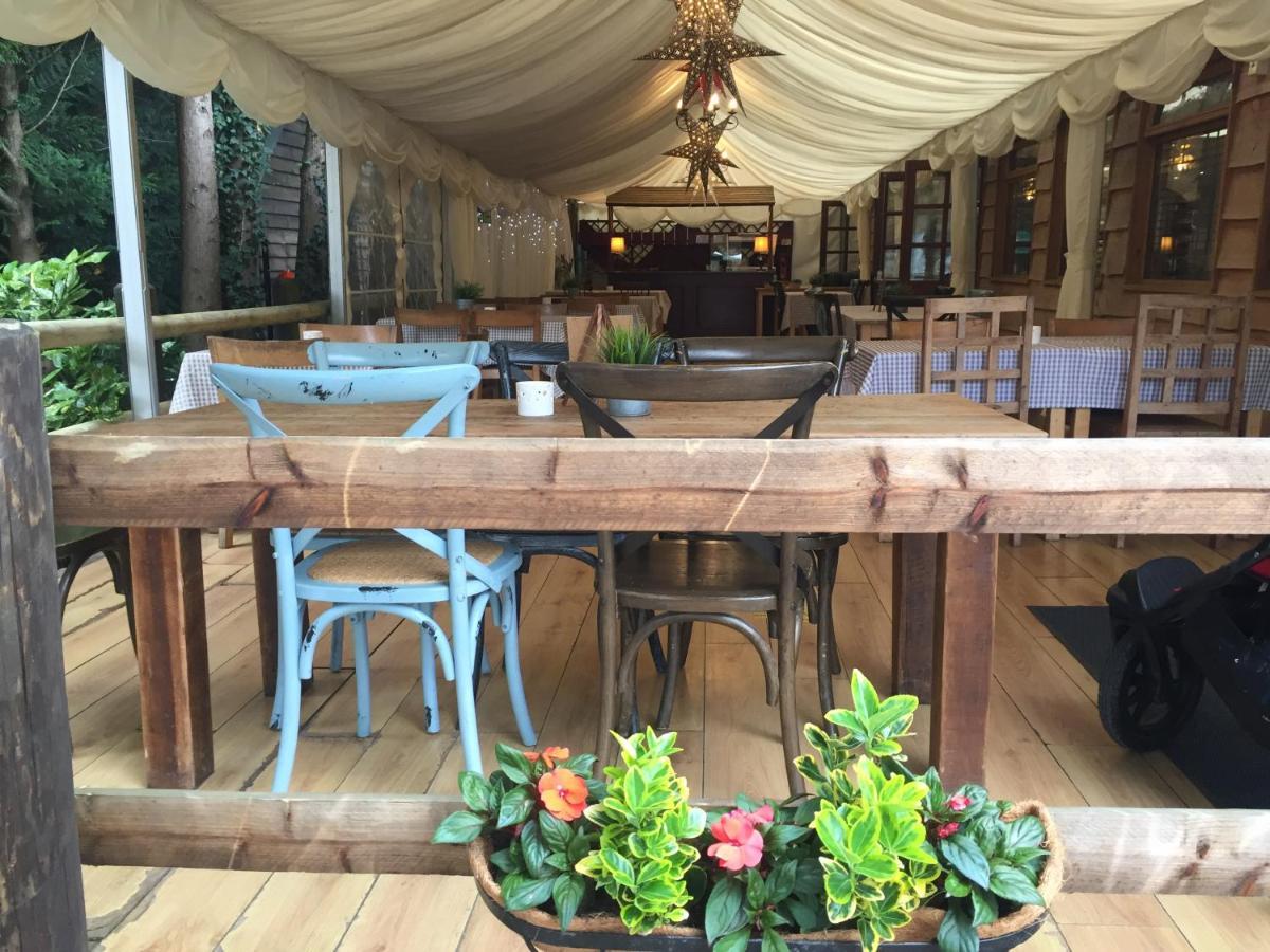 Bell Tent Glamping At Marwell Resort 윈체스터 외부 사진